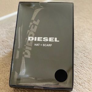 DIESEL colorblock logo hat and scarf set